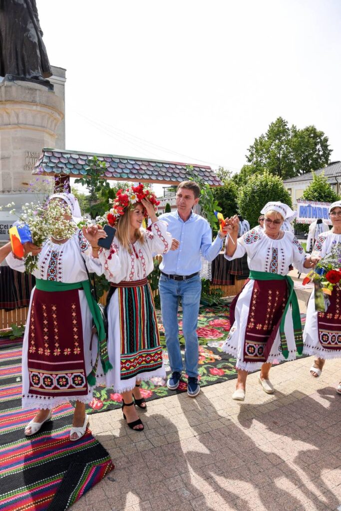 FOTO// Orheiul a găzduit parada portului popular moldovenesc: “Mândru-i portul Orheian”