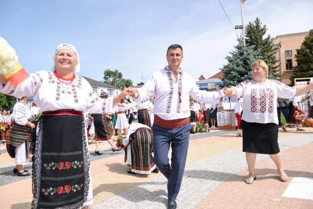 FOTO// Orheiul a găzduit parada portului popular moldovenesc: “Mândru-i portul Orheian”