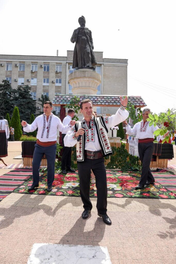 FOTO// Orheiul a găzduit parada portului popular moldovenesc: “Mândru-i portul Orheian”