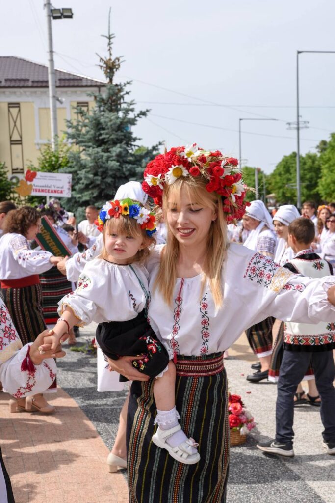 FOTO// Orheiul a găzduit parada portului popular moldovenesc: “Mândru-i portul Orheian”