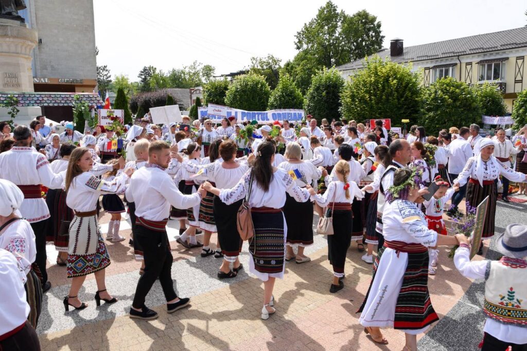 FOTO// Orheiul a găzduit parada portului popular moldovenesc: “Mândru-i portul Orheian”