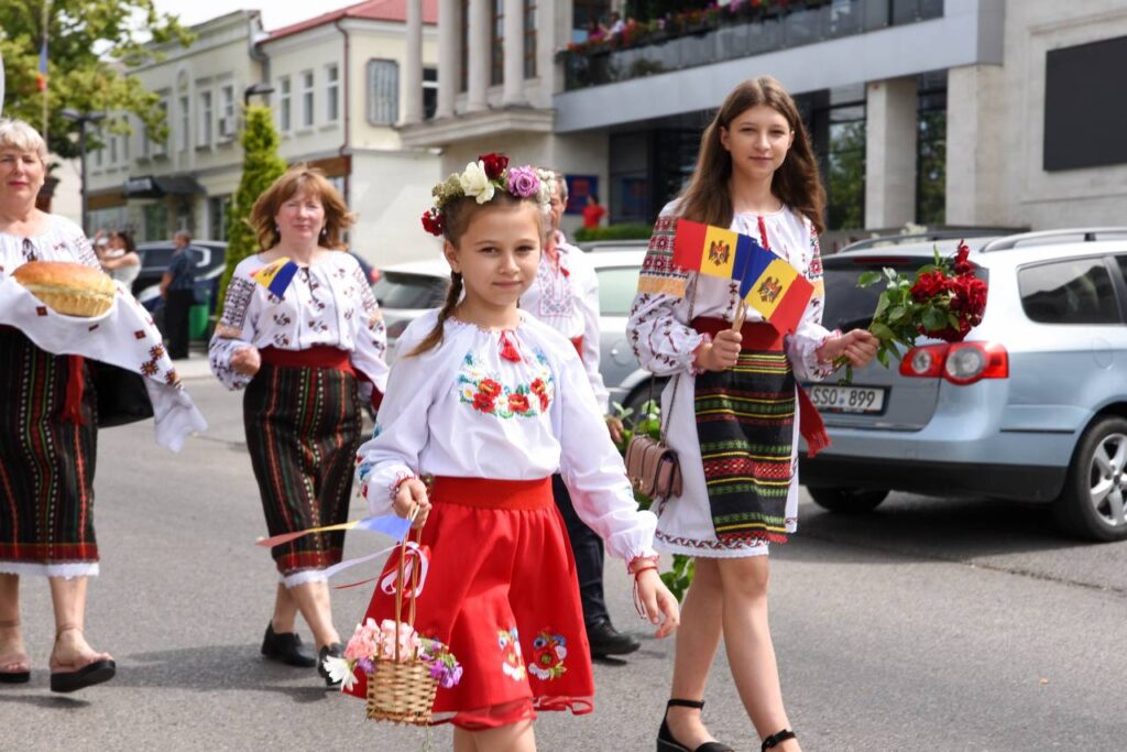 FOTO// Orheiul a găzduit parada portului popular moldovenesc: “Mândru-i portul Orheian”