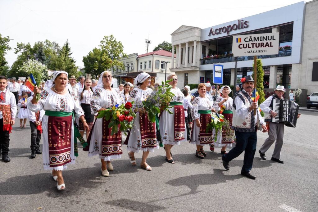 FOTO// Orheiul a găzduit parada portului popular moldovenesc: “Mândru-i portul Orheian”