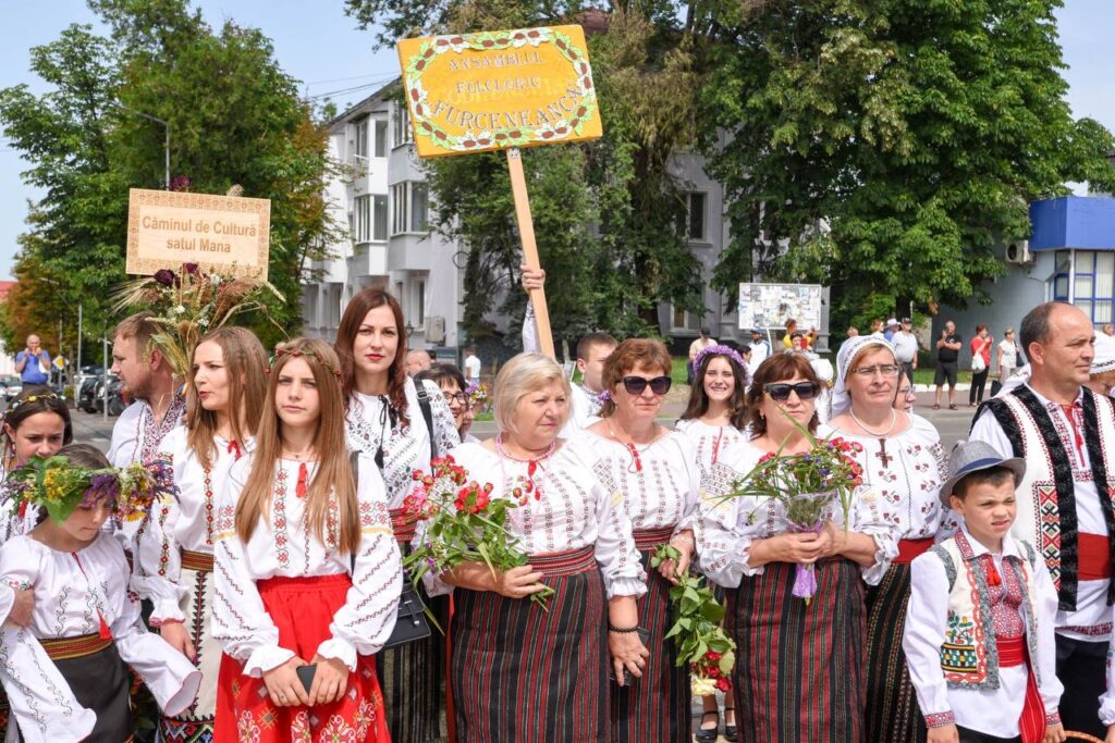 FOTO// Orheiul a găzduit parada portului popular moldovenesc: “Mândru-i portul Orheian”