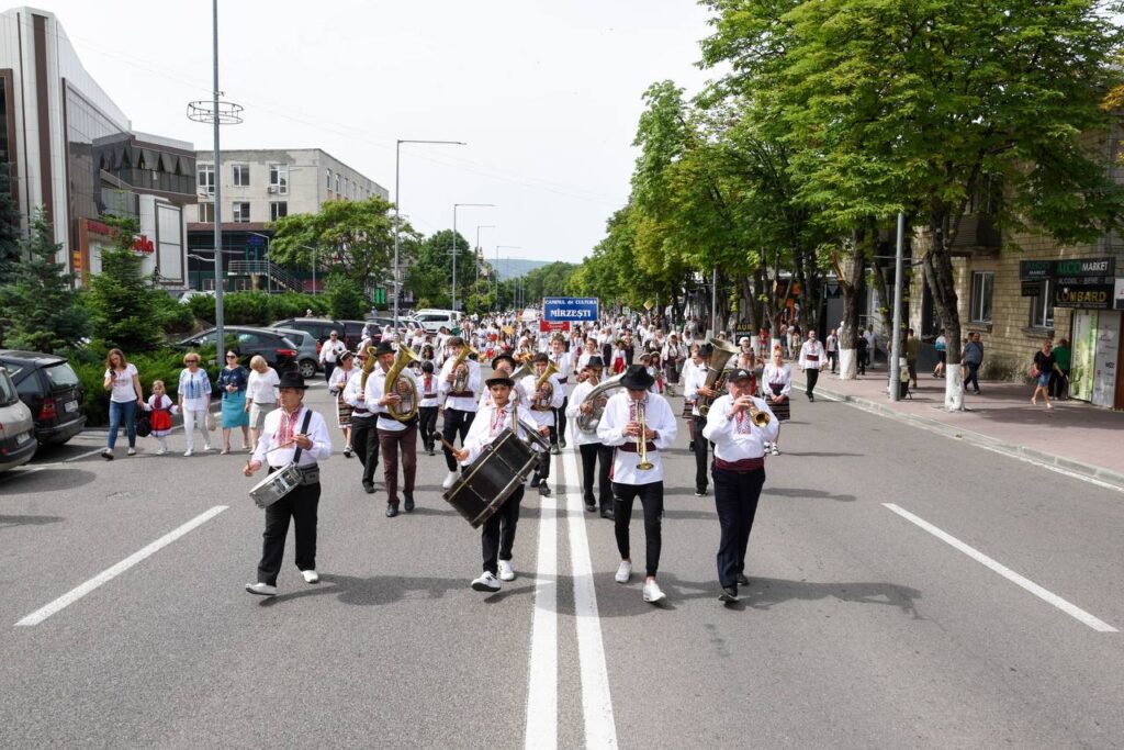 FOTO// Orheiul a găzduit parada portului popular moldovenesc: “Mândru-i portul Orheian”
