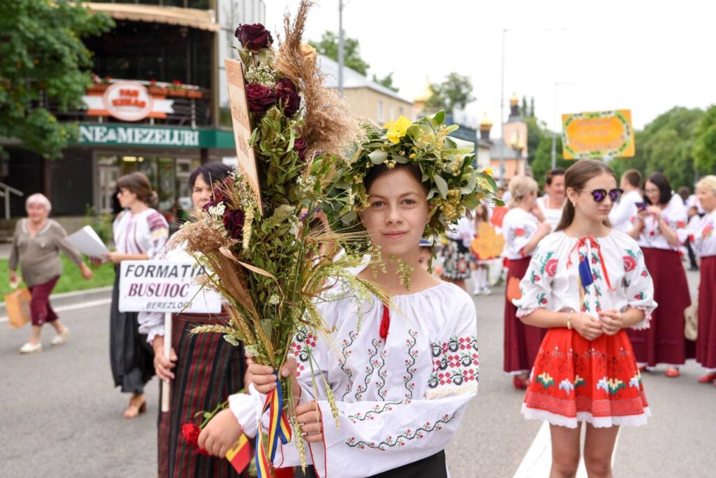 FOTO// Orheiul a găzduit parada portului popular moldovenesc: “Mândru-i portul Orheian”