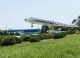 Avionul Tu-134A-3 instalat ca monument în fața Aeroportului Internațional Chișinău, simbol al aviației civile