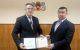 Primarul Vitalie Vrabie primind diploma de onoare din partea Guvernului Republicii Moldova