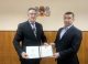 Primarul Vitalie Vrabie primind diploma de onoare din partea Guvernului Republicii Moldova