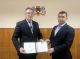 Primarul Vitalie Vrabie primind diploma de onoare din partea Guvernului Republicii Moldova