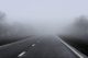 Ceață densă pe drum național cu vizibilitate redusă și semnalizare temporară pentru siguranța traficului