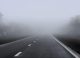 Ceață densă pe drum național cu vizibilitate redusă și semnalizare temporară pentru siguranța traficului