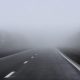Ceață densă pe drum național cu vizibilitate redusă și semnalizare temporară pentru siguranța traficului