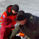 Salvatori acordând primul ajutor unui bărbat rănit pe lacul înghețat din Parcul Râșcani