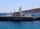 Barcă cu motor și navă a Pazei de Coastă în timpul operațiunii de salvare lângă insula Chios