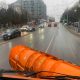 Autospeciale și muncitori municipali acționând pe străzile din Chișinău în condiții de polei și ghețuș
