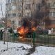 Autoturism Opel Astra cuprins de flăcări în curtea unui bloc din Chișinău, intervenția pompierilor