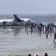 Avion prăbușit lângă Mogadiscio cu aripa dreaptă ruptă, fără victime raportate