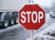 Camion oprit la frontiera moldovenească din cauza condițiilor meteo nefavorabile și ghețuș pe drum