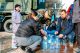 Militarii Brigăzii „Moldova” distribuie apă locuitorilor din Bălți