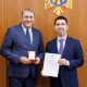 Mihai Popșoi i-a conferit ambasadorului Cosmin Dinescu medalia „Meritul Diplomatic” la încheierea mandatului