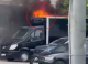 VIDEO // O motocicletă a luat foc în Chișinău. Flăcările au afectat și două automobile parcate în apropiere