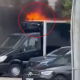VIDEO // O motocicletă a luat foc în Chișinău. Flăcările au afectat și două automobile parcate în apropiere