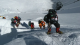 Record pe Everest: 274 de alpiniști au ajuns pe cel mai înalt vârf al lumii într-o singură zi