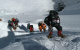 Record pe Everest: 274 de alpiniști au ajuns pe cel mai înalt vârf al lumii într-o singură zi