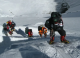 Record pe Everest: 274 de alpiniști au ajuns pe cel mai înalt vârf al lumii într-o singură zi