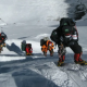 Record pe Everest: 274 de alpiniști au ajuns pe cel mai înalt vârf al lumii într-o singură zi