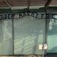 În Bavaria, un datornic a fost arestat după ce a amplasat o replică a porții de la Auschwitz lângă fisc