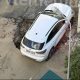 FOTO // O mașină a căzut într-o groapă formată după surparea asfaltului în Chișinău, cauzată de o avarie la apeduct