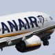 Șeful Ryanair cere interzicerea alcoolului în aeroporturi: „Nu înțeleg de ce se servește la 5 dimineața”