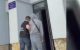 VIDEO // Doi tineri de 18 ani, reținuți în flagrant într-o schemă de escrocherie. O femeie a fost convinsă să ia un credit de peste 390 000 de lei