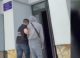VIDEO // Doi tineri de 18 ani, reținuți în flagrant într-o schemă de escrocherie. O femeie a fost convinsă să ia un credit de peste 390 000 de lei