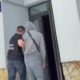 VIDEO // Doi tineri de 18 ani, reținuți în flagrant într-o schemă de escrocherie. O femeie a fost convinsă să ia un credit de peste 390 000 de lei