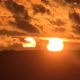 VIDEO // Fenomen spectaculos pe cerul Moldovei: Locuitorii din Strășeni au surprins „doi sori” în același timp