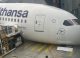 Incident grav pe aeroportul din Frankfurt: Un Boeing 787 Dreamliner s-a prăbușit pe bot după cedarea trenului de aterizare