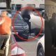 VIDEO // Ucraineancă reținută în timp ce ridica 450 000 de lei de la o victimă a escrocilor. Banii urmau să fie transportați la Odesa