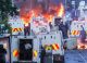 A doua zi de violențe pe străzile din Belfast: Sute de protestatari s-au confruntat cu forțele de ordine