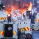 A doua zi de violențe pe străzile din Belfast: Sute de protestatari s-au confruntat cu forțele de ordine