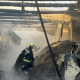 Incendiu puternic la un depozit din Sîngerei: Pompierii au salvat tone de brichete și 50 de găini