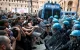 Proteste violente în Bologna după moartea unui imigrant marocan. Zeci de agenți ai poliției au fost răniți